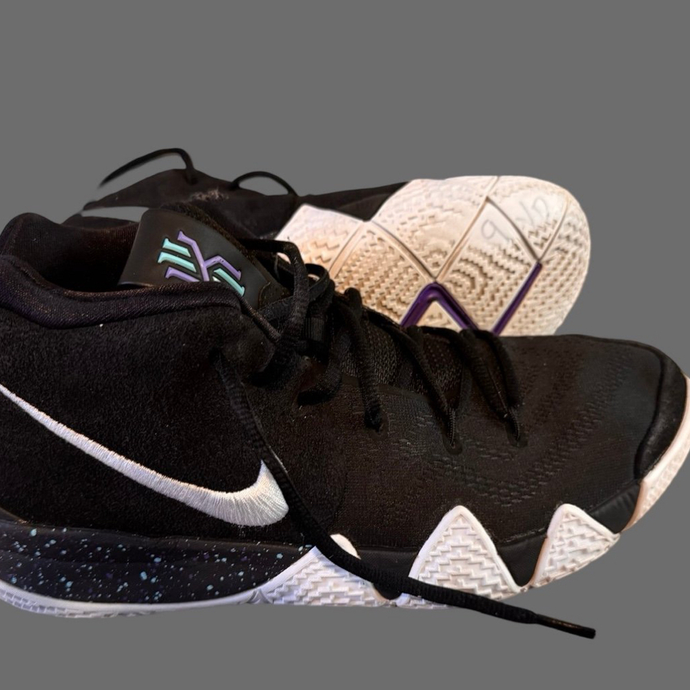 Nike Kyrie 4 Men’s Size 10 Black White Basketball  Sneakers